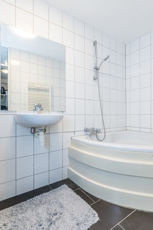 Foto - Te koop: Op goede, rustige en centrale locatie in Eikenderveld gelegen instapklare tussenwoning met 2 slaapkamers, berging op de begane grond en een dakterras. 